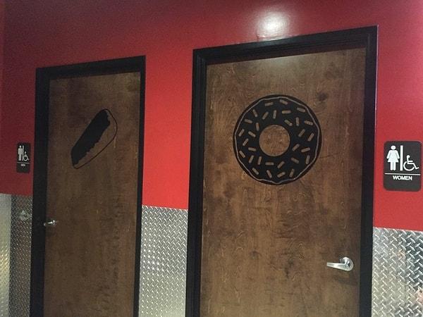 15. Bir donut dükkanının kapılarına çizilmiş tuvalet sembolleri. 🙄🍩