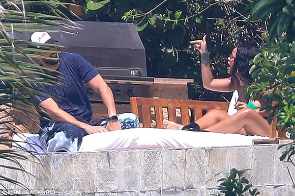 Певица явно была в гневе и пыталась что-то доказать своему бойфренду.