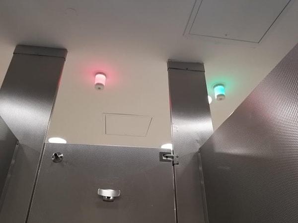 23. Bir havaalanında hangi tuvaletin dolu hangisinin boş olduğunu gösteren ışıklar. 👏