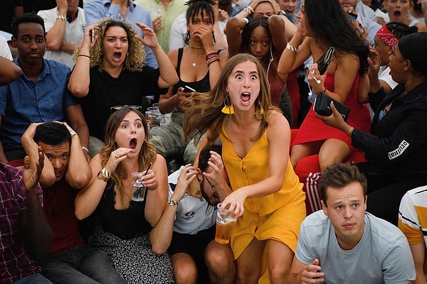 4. Реакция английских фанатов на неожиданный гол от колумбийцев в конце дополнительного времени в матче 3 июля.