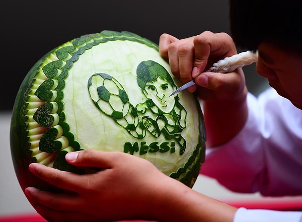 8. Китайский студент занимается резьбой по арбузу в городе Шэньян, Китай.
