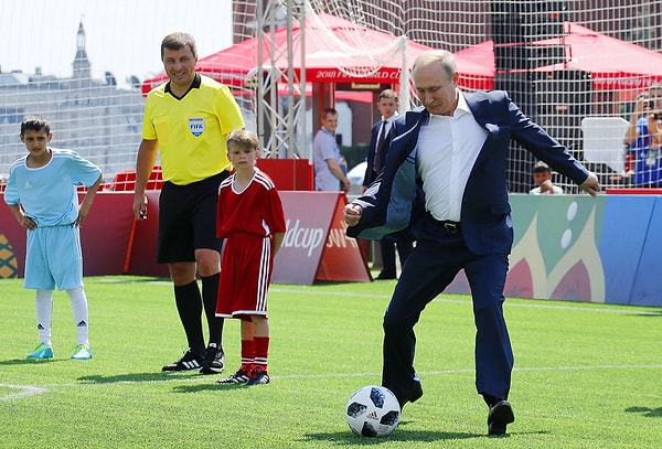 9. Российский лидер Владимир Путин посещает Парк Футбола на Красной площади в Москве 28 июня.