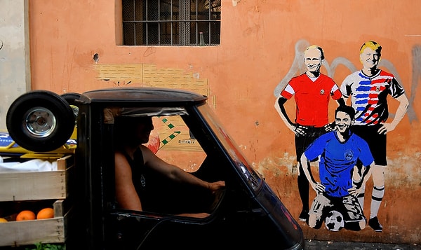 10. Вот такое граффити с изображением российского президента Владимира Путина, американского лидера Дональда Трампа и итальянского председателя Совета министров Джузеппе Конте в виде футболистов появилось на стене дома в центре Рима 14 июня.