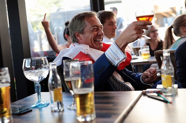 11. Члены Европарламента и бывший лидер Партии независимости Соединенного Королевства Найджел Фараж за просмотром матча между Бельгией и Англией в брюссельском пабе 28 июня.