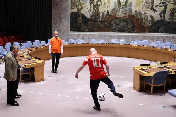 12. Члены Совета Безопасности ООН в форме своих национальных сборных гоняют матч в нью-йоркской штаб-квартире 28 июня.