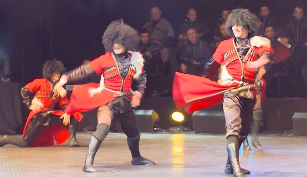 9. Этот грузинский танец исполняется исключительно мужчинами.