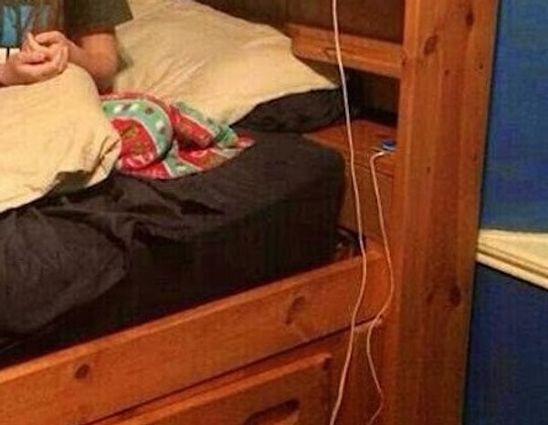 Упс… Вот так нехорошо «спалился» любовник жены, спрятавшийся под кроватью.