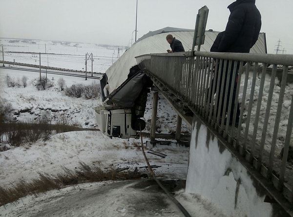 7. Эта фура с ваннами из Новокузнецка слетела с моста, повиснув над дорогой. Зато водитель теперь знает, из какого места выделяется адреналин.