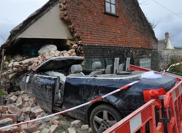 8. Машина въехала прямо в спальню 15-летнего подростка и пролетела буквально в сантиметрах от его кровати. Все это случилось в два часа ночи. Как хорошо, что никто не пострадал!