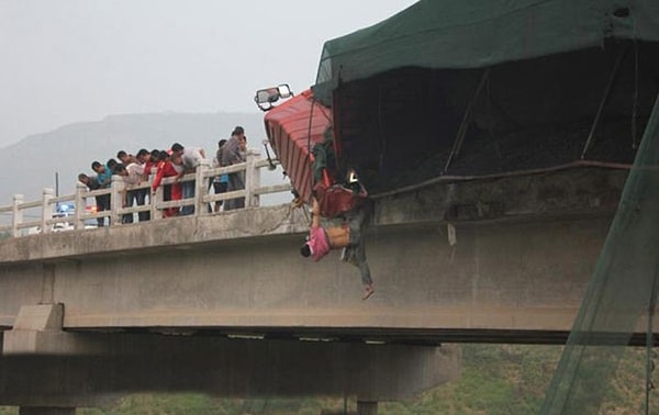 9. Это произошло в Китае. Выглядит как самое настоящее чудо!