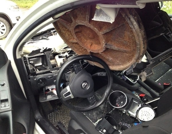 10. А этот инцидент случился в Перми. Крышка канализационного люка влетела в автомобиль. Машина раскурочена, но водитель цел.