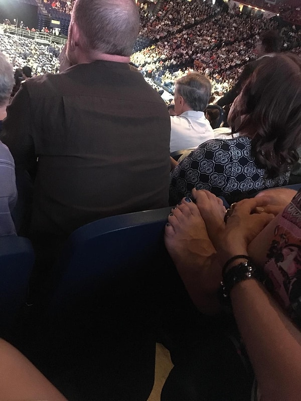 13. Еще одна обувная эксгибиционистка