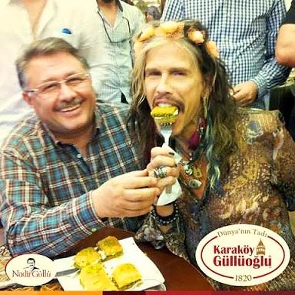 3. Aerosmith'in vokali Steven Tyler'a bizzat Nadir Güllüoğlu tarafından baklava yedirildi.