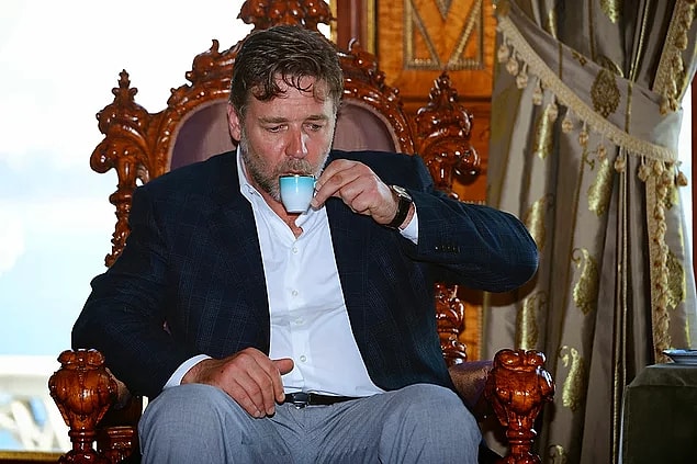 5. Neredeyse artık bizim gibi olan Russell Crowe'a kırk yıllık hatrı olan Türk kahvesi içirildi.