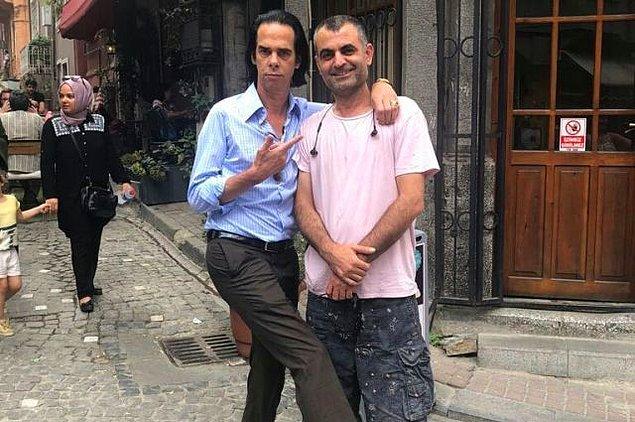 12. Avustralyalı rockçı Nick Cave, İstanbul'un en çok fotoğraf çekilen mekanlarından biri olarak bilinen Balat'a götürüldü.