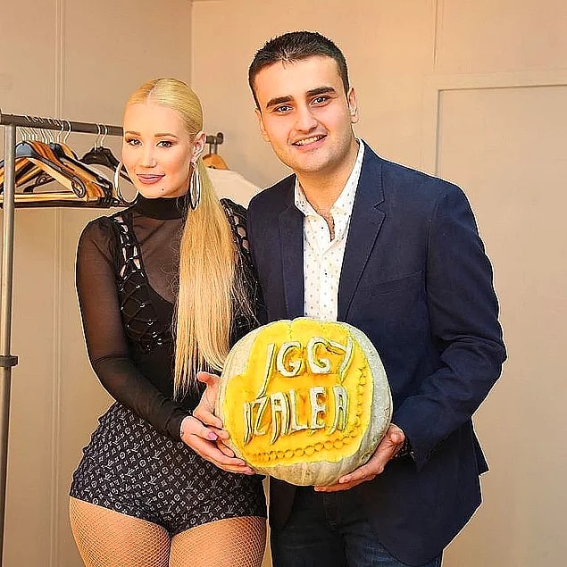 13. Iggy Azalea'nın ismi Smiley Bae Burak Özdemir tarafından bir bal kabağına yazıldı.