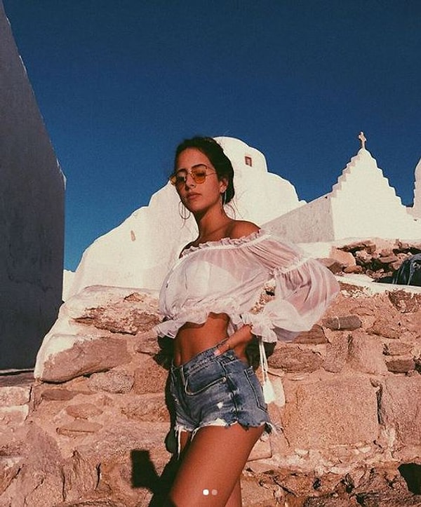 Девушка - лицо одного из знаменитых ювелирных брендов.