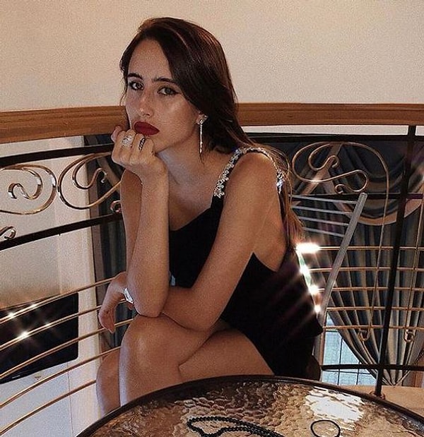 Мама девушки тоже в свое время работала в модельном бизнесе. Причем не с кем-нибудь, а с Армани, Ля Перла и Ферре!