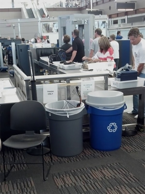 23. Кто-то реально думал, что сможет пронести на борт лук со стрелами?