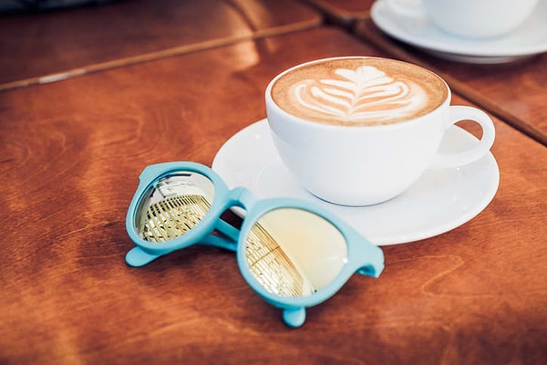 1. Как часто вы кладёте солнцезащитные очки возле чашки кофе?