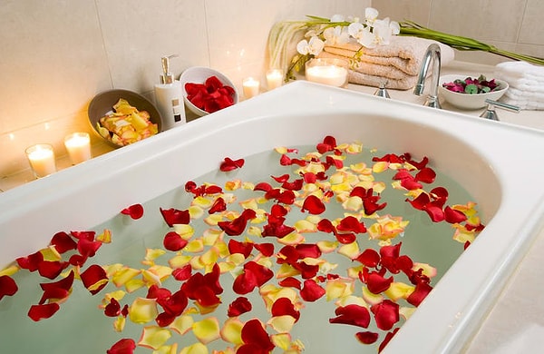 11. Как часто вы принимаете ванну с лепестками роз?