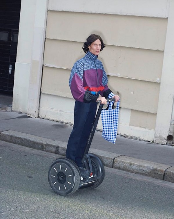 3. "Я на этой улице всю жизнь живу, а ты кто такой?"