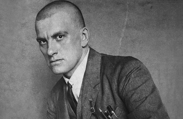 2. Почему всю жизнь Маяковский боялся заколок, иголок, булавок и других острых предметов?