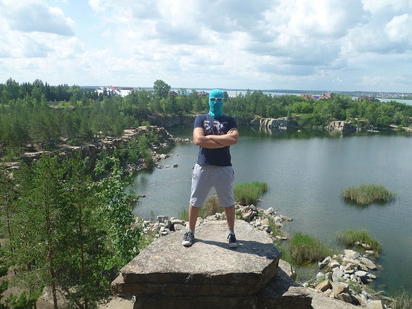 1. На этот раз Чистомэн решил убраться в очень живописном месте Челябинского городского бора — в Изумрудном карьере.