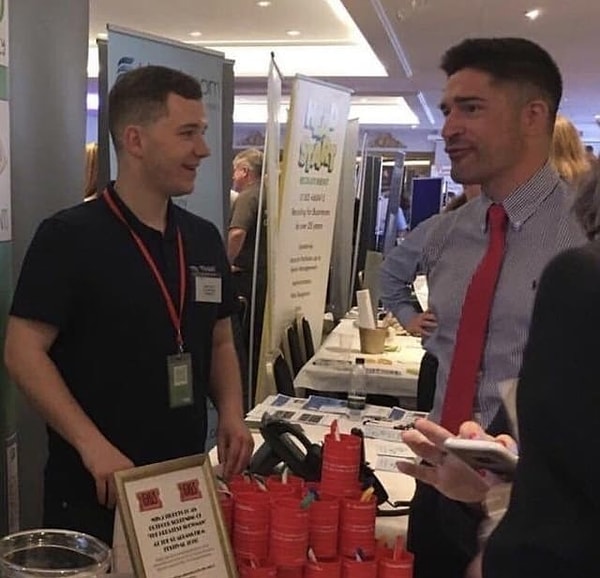 5. Думаете, у мужчины такая крошечная рука? Нет, вам только кажется...