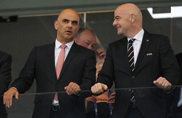 9. Президент Швейцарии Ален Берсе и президент FIFA Джанни Инфантино