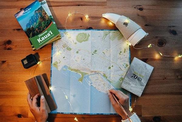 Trail of Us, hem blogda hem de YouTube kanallarında yalnızca gezilerini değil, para biriktirme yolları, seyahat ipuçları, ucuz uçak bileti bulma yolları vb. bilgileri de takipçilerine aktarıyor.