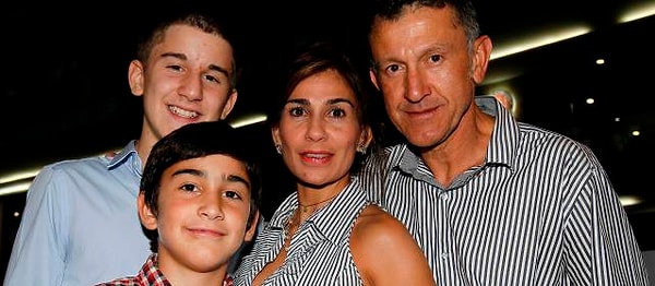 4. Что касается жены Осорио, Джульетты Себальос, и его двоих детей — Жуана Себастьна и Сергио — то посетить матчи FIFA их пригласили официально.