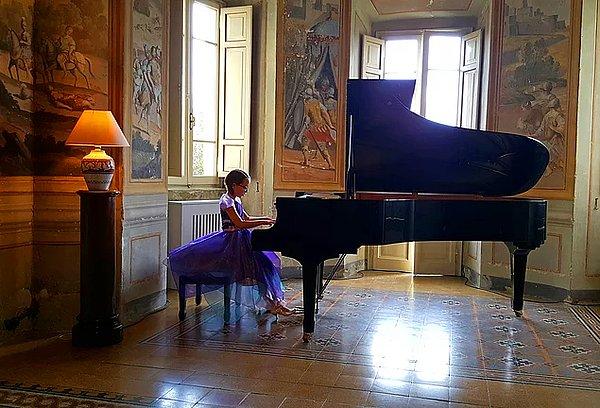 9. İzmir'de yaşayan sekiz yaşındaki Nisan Öksüz, Roma'da düzenlenen Dinu Lipatti Gençler Uluslararası Müzik Yarışması'nın piyano kategorisinde kendi yaş grubunun birincisi oldu.