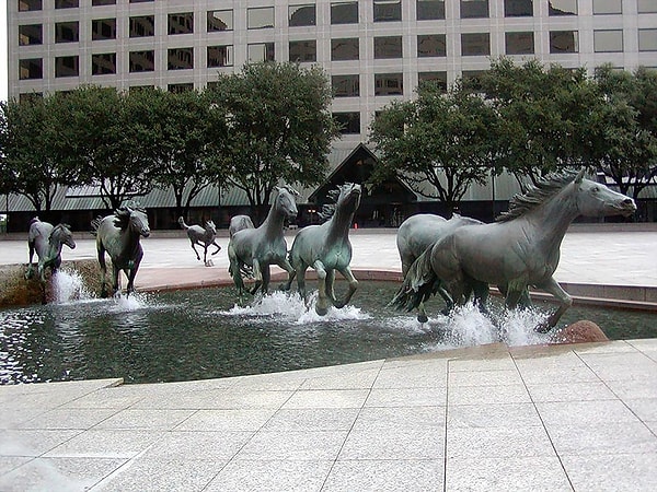 9. «Мустанги Лас-Колинаса» (Mustangs at Las Colinas)
