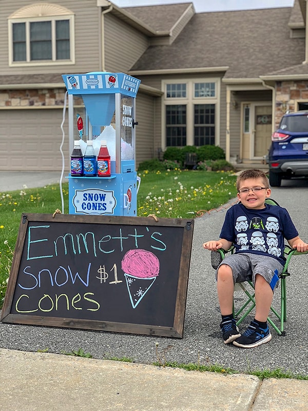 5. Родители согласились приобрести аппарат на одном условии: Эммет должен продавать фруктовый лед хотя бы по часу каждую субботу.