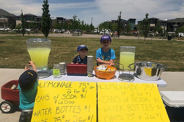 9. К слову сказать, папа Эммета проверил законность частного бизнеса своего сына, чтобы у мальчика не возникало проблем, как у тех детишек, которые продают лимонад на улице на День поминовения США.