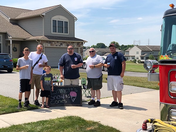 10. Сейчас в ассортименте у Эммета имеется 21 сироп на любой вкус, и мальчика частенько приглашают на местные мероприятия, где он продает свое освежающее лакомство.