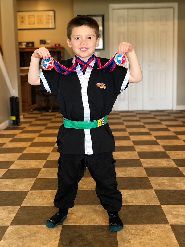 11. Будучи уже сейчас успешным маленьким бизнесменом, Эммет все-таки мечтает о карьере учителя каратэ (у мальчика есть фиолетовый пояс) или библиотекаря.