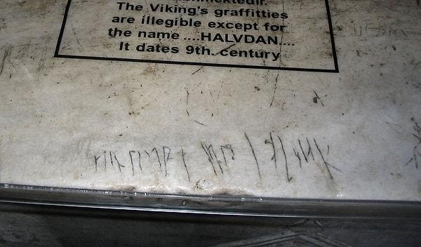 7. Ayasofya'daki Güney galerinin orta kısmında, Vikinglerden kalma bir yazı bulundu. Buraya paralı askerlik yapmaya gelen bir Viking'in bu yazıyı yazdığı düşünülüyor. Dokuzuncu yüzyıldan kalma yazının tercümesi ise şöyle: 'Halvdan buradaydı'