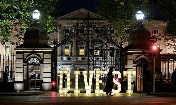İrlanda hükümetine, fosil yakıtlardan ayrılmaya dair bir mesaj, parlamentonun alt kanadının önündeki aydınlatmayla dile getirilmişti.