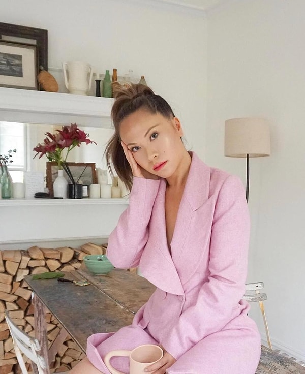 3. Многие начали активно юзать позу, а вот другие, наоборот, - ругали визажиста за то, что она спекулирует темой такой серьёзной болезни, как мигрень.