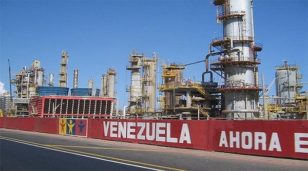 Yalnız her şey bundan ibaret değildi. 2003 yılında, yönetimde olduğu dönem Chávez petrol işçileri grev yaptığında bir karar almıştı.