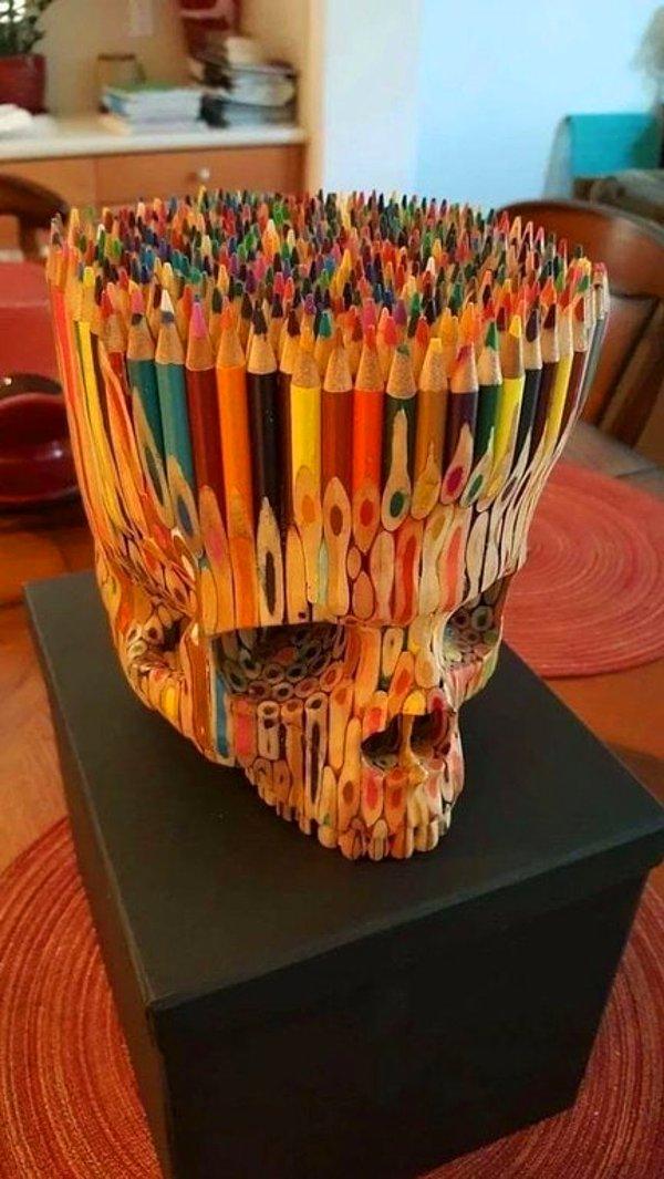 18. 'Renkli kurşun kalemlerle ne yapsam... Buldum! Kafatası yapmalıyım.'