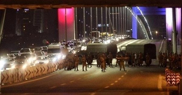 İlk önce haberlere Fatih Sultan Mehmet ve Boğaziçi Köprüsü'nün askerler tarafından kapatıldığı bilgisi düştü.