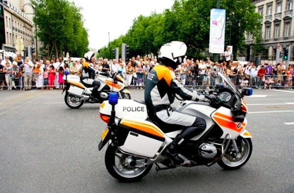 7. Из какой европейской страны этот полицейский на мотоцикле?