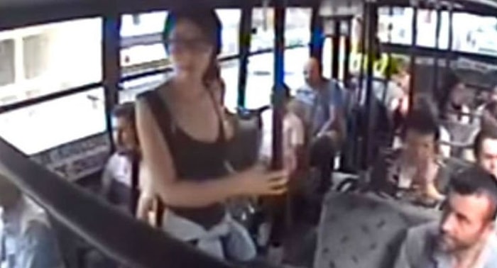 Burası Maalesef Türkiye... Etekten Rahatsız Olan Bir Yolcu Nedeniyle Otobüs Karakola Çekildi