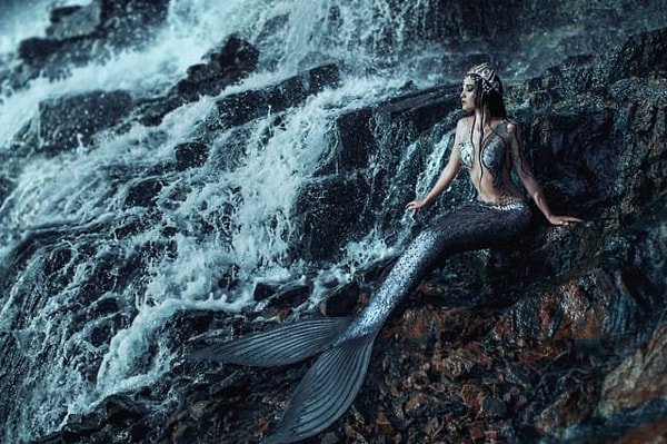 20. Она... так хочет убежать туда... где солнца свет... где танцуют люди...