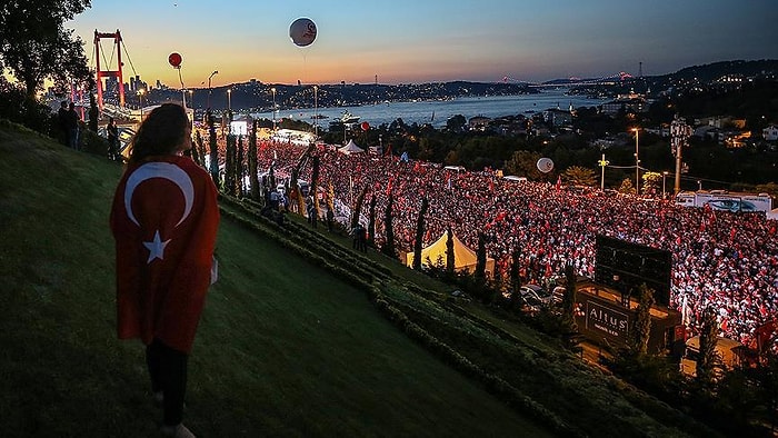 Binlerce Kişi Bayraklarla Yürüdü: Objektiflere Yansıyan Görüntülerle '15 Temmuz Demokrasi ve Milli Birlik Günü'