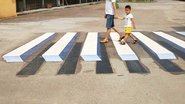 7. Какой знак обозначает пешеходный переход?