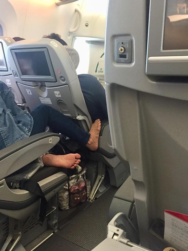 12. Если уж пытаешься устроиться поудобнее в самолете, хотя бы надевай носки на ноги